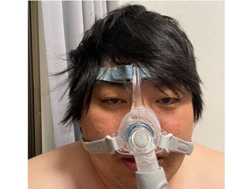 へずまりゅう、睡眠時無呼吸症候群の治療用マスク姿を披露！ 妻、「つけるの怖いって夜中泣いてたね」と明かす