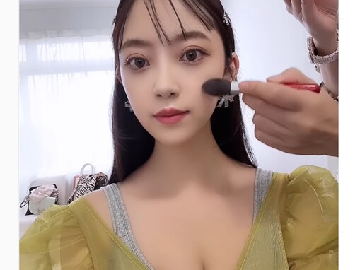 堀未央奈、谷間あらわなメイク動画を公開！ 大胆に胸元がはだけた衣装でセクシーさと美しさを強調