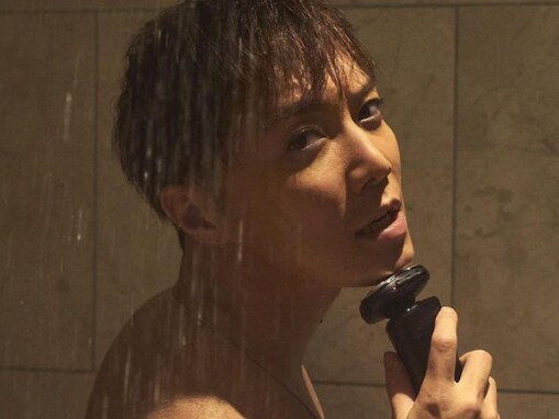 元俳優・成宮寛貴、シャワーを浴びながらのひげそりショット披露！ 「カッコ良すぎます」「色気ダダ漏れで困る」