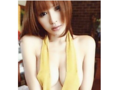 手島優、美乳あらわな“ほぼ裸”の懐かしグラビアショット公開！ 「色っぽくて最高」「女神様ですか？」