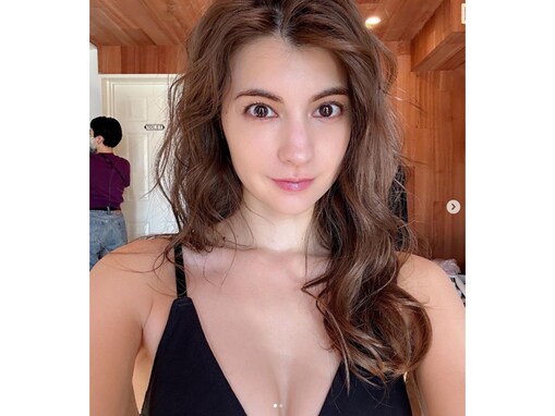 「別人に見える」マギー、谷間あらわなブラショット披露！ 「なんかグラマー」「めちゃくちゃ綺麗」