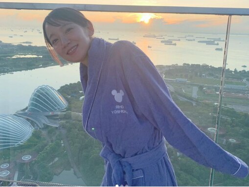 吉岡里帆、バスローブ姿の色っぽショット＆プール満喫ショット披露！ 「最強に可愛い」「プールの中に天使が」