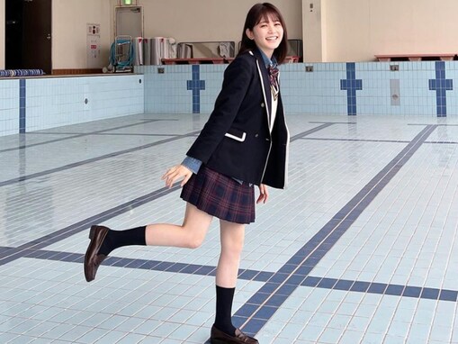 久間田琳加、プールでミニスカ制服の美脚を披露！ 「もう癒しの天使じゃん」「制服まだまだいけますね」