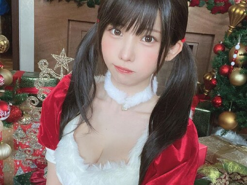 えなこ、谷間あらわな露出激しめ“サンタ”コスプレ披露！ 「ほんま可愛すぎるんよ」「ツインテ最強」