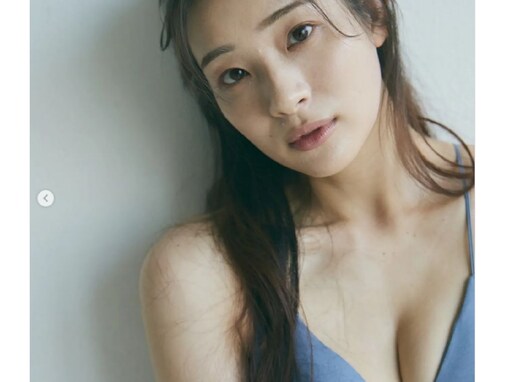 足立梨花、写真集未公開カット＆美乳あらわな下着姿を披露！ 「お尻がキュート」「色っぽくて可愛い」