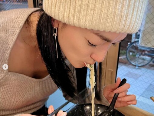 冨永愛、“禁断”の1年で3回目のラーメンを食べる姿を公開！ 「幸せそうな笑顔」「破る事も必要！」の声