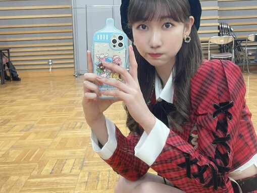 「やば めちゃかわ」柏木由紀、美脚＆おなかちらりな色っぽミニスカショット公開！ 「巻き下ろし可愛い」