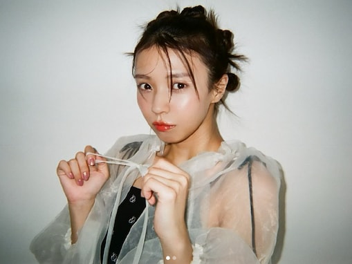 櫻坂46・小林由依、肌があらわになった透け透け衣装ショット公開！ 濃いめのメイクで色っぽい表情も披露