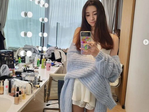 足立梨花、大胆肩出しワンピの色っぽオフショット披露！ 「太ももがセクシーですね」「透明感のある美しさ」