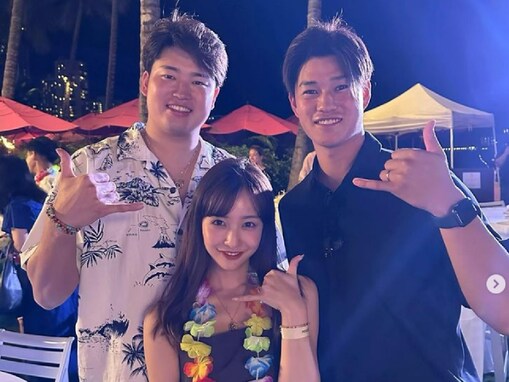 板野友美、ヤクルト・村上＆高橋との豪華3ショット！ 「身長差がやっぱり凄いしデカイ」「神的な3ショット」