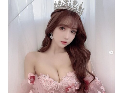 三上悠亜、胸元あらわなリアル“お嬢様”ドレス姿を披露！ 「正真正銘のお姫様」「本気の可愛いさですね」