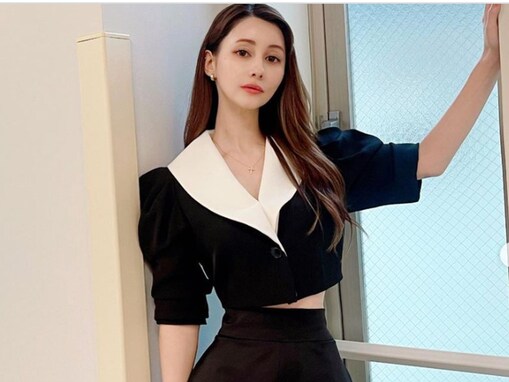 ダレノガレ明美、腹ちら清楚系コーデを披露！ 抜群スタイル際立つシックで洗練されたセットアップ姿