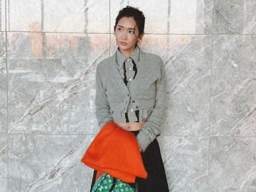 紗栄子、高級ブランドに身を包んだ腹出しファッション披露！ 「ウエスト細い」「わぁお　チラリ感」