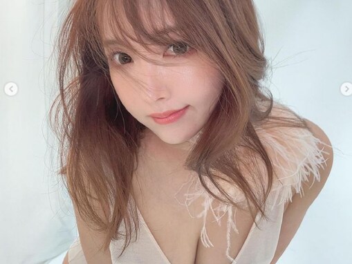 三上悠亜、むちむちの豊満ボディあらわなランジェリー姿を披露！ 「セクシーポーズで凄く綺麗」「抜群のスタイル」