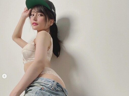 似鳥沙也加、ジーパン脱ぎかけ美尻ちら見えショット披露！ 「めっちゃイイ感じ」「セクシーだなぁ…」