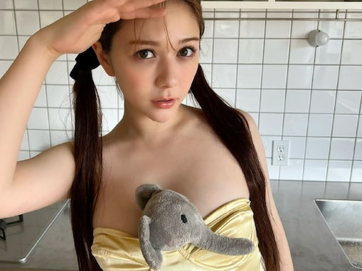 村重杏奈、胸元にゾウのぬいぐるみをつけたセクシーショット公開！ 「めっちゃかわいい」「一瞬にこるんかと」