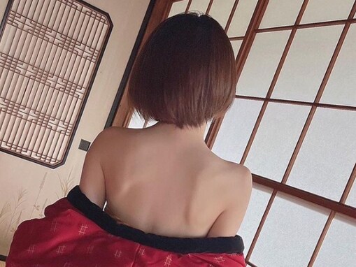 「セクシーすぎてヤバい」えなこ、背中丸見えショット披露！ 「天使の羽根が生えてる」「美しすぎて泣けてくる」