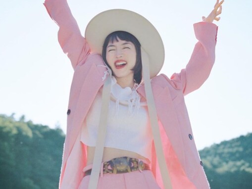 満島ひかり、大胆におなかを見せたセクシーコーデ披露！ 色っぽさと無邪気さあふれる姿に「可愛いっ」の声