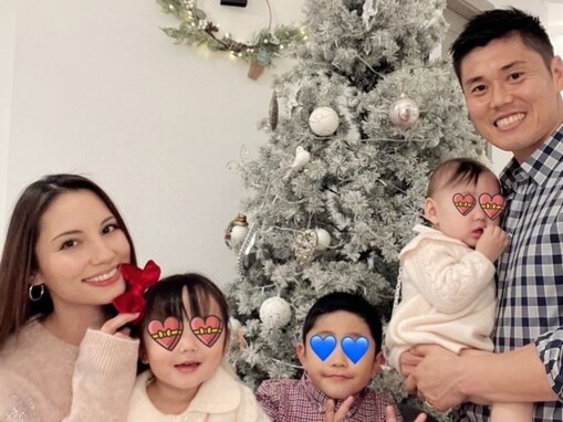 川島永嗣、美人妻＆子どもたちとのクリスマス団らんショット公開！ 「奥様美人」「素敵な家族」