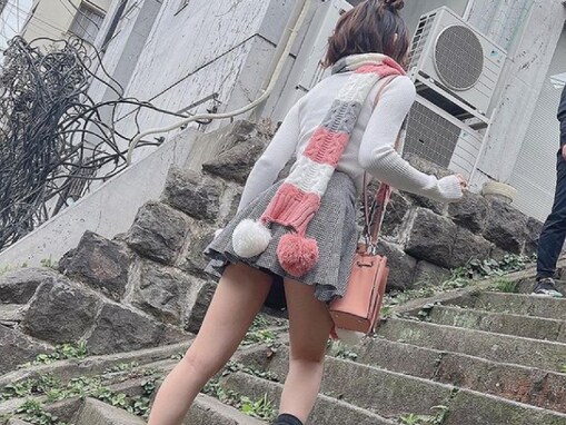 「パンツ見えそ」えなこ、ミニスカから尻が見えそうな際どいショット公開！ 「顔もスタイルも人形のよう」