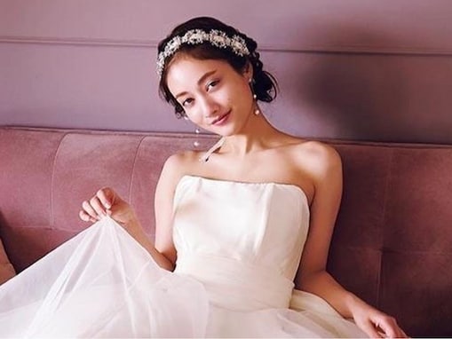 谷まりあ、デコルテあらわな純白ウエディングドレス姿を披露！ 「現代版シンデレラ」「一国を転覆させそうな美貌」
