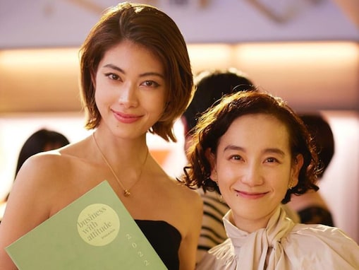 篠原ともえ、肩出しドレス姿の森星と美女ツーショット披露！ 「素晴らしく輝いています」「キラキラした表情」