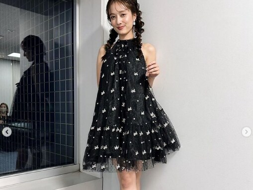 谷まりあ、ミニスカ黒ワンピ姿で美脚を披露！ 「足長い！美脚すぎ！」「めちゃオシャレで可愛いすぎる」