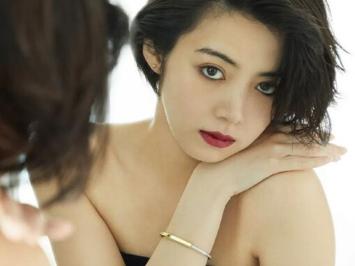 池田エライザ、大胆に肌を露出したドレス姿を披露！ ティファニーとのコラボで美しく色っぽい姿を見せる