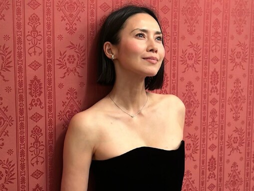 中谷美紀、美デコルテ際立つドレス姿＆夫とのツーショット！ 「美貌と色気爆発ですね」「お肌が綺麗で美しい」