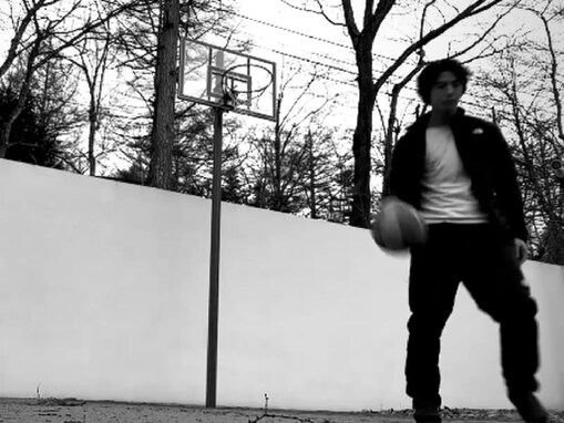 賀来賢人、スラダン意識？ のバスケ動画に反響！ 「なんでそんな上手いん」「いやー、ヤバい！カッコよすぎる」