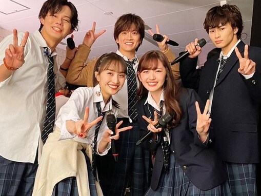 ももクロ・百田夏菜子、鈴木愛理らリアル同級生とミニスカ制服姿披露「制服似合いすぎちゃうか」