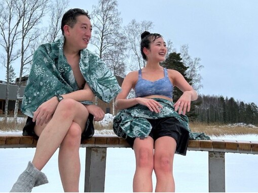 サバンナ高橋茂雄、サウナ？ で美人妻と夫婦ショット！ 「嫁さんめっちゃ可愛い」「ホンマにお似合いすぎる」