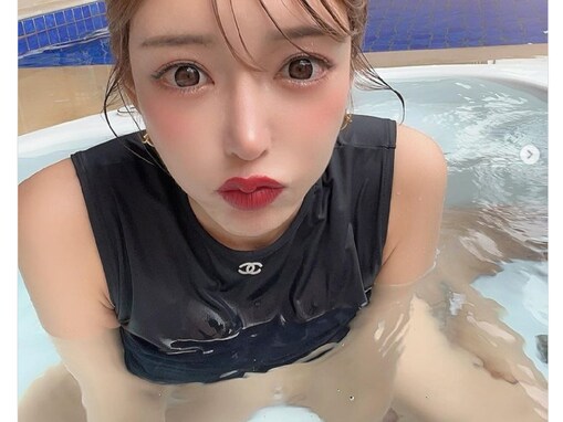 明日花キララ、下半身裸!? の水着ショット披露！ 「下履いてないんかとおもた」「スタイルの良さがよくわかる」