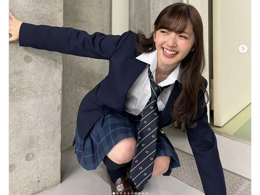 W杯で“勝利の女神“と話題の鈴木愛理、28歳のミニスカ制服姿公開に「違和感なすぎて笑う」と絶賛の声
