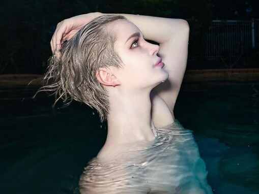 Matt、上半身裸のプールショット公開！ 「マーメイドみたいに美しい」「綺麗…美し過ぎてうっとりです」