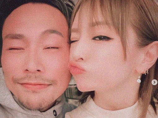 浜崎あゆみ、イケメン振付師と超密着した“キス顔”ショット公開！ 変顔も披露しおちゃめでかわいらしい姿も