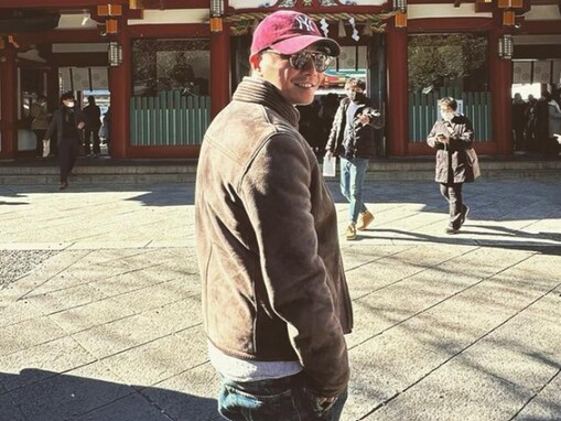 元俳優・成宮寛貴、“オーラありすぎ”おしゃれファッションで初詣！ 「いつもの雰囲気とは違ったナリくん」