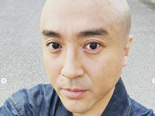 ムロツヨシ、本物!? の丸刈り姿が“似合いすぎ”と話題に！ 「美坊主です」「頭の形、キレイですね」