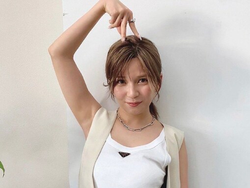 宇野実彩子、大胆脇見せポーズ披露！ 「この写真のビジュどタイプすぎます、、、」「似合いすぎて女神降臨」