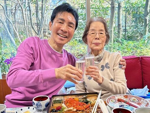 郷ひろみ、89歳母との顔出しツーショット公開「親孝行なお正月ですね」「ホッコリしちゃいました」