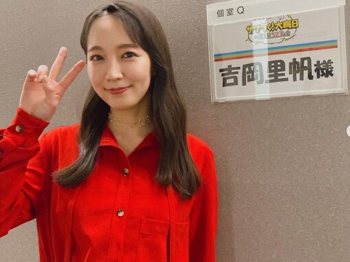 「真紅の美女爆誕」吉岡里帆、レアな“でこ出し”赤ドレス姿を披露！ 「とてもお綺麗です」「めっちゃ可愛い」