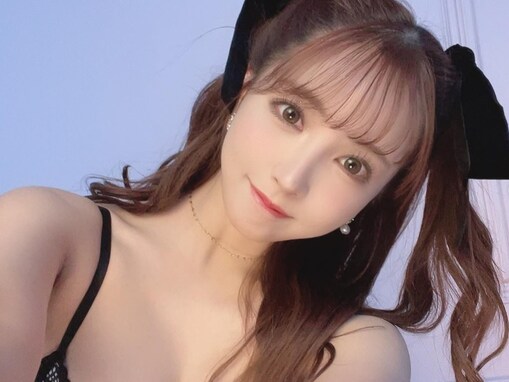 三上悠亜、美乳あらわなセクシーショットでイベント告知！ 「今日も推しが可愛い」「可愛さ無限大だね」