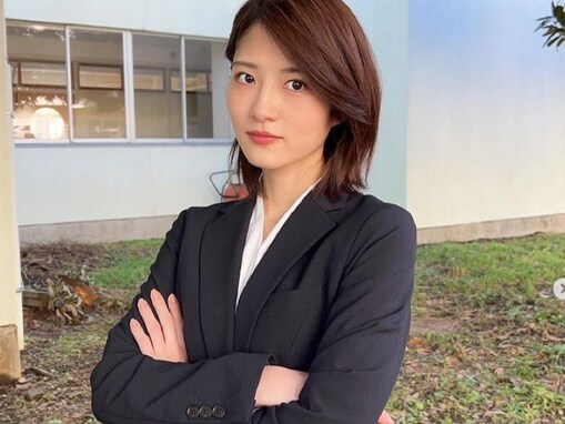 元乃木坂46・若月佑美、『城塚翡翠』オフショットのイケメンスーツ姿に「やっぱカッコいいなぁ」「めっちゃいい」