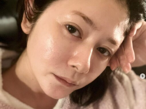 真木よう子、すっぴん＆ルームウエア姿の自然体ショットで赤裸々告白！ 「私は白髪が生え際に沢山生えています」