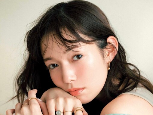 佐藤栞里、ロングヘアの“いつもと違う”モデルショット！ 「可愛すぎて声出ました」「ドキっとするほど魅力的」