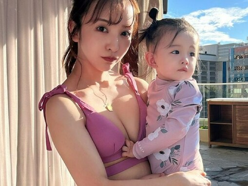 板野友美、1歳娘とオソロ水着のツーショット公開！ 「なんでこんなにスタイル良いの！？」「２人とも天使」