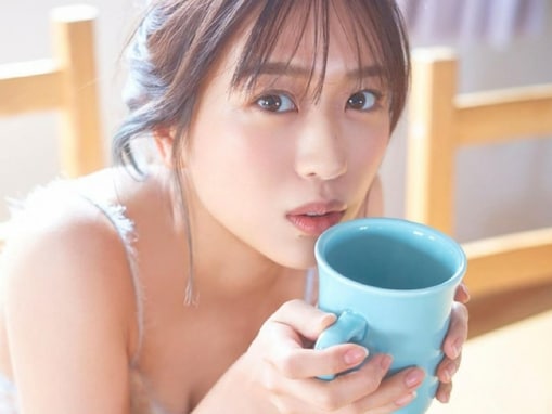 AKB48・篠崎彩奈、谷間ちら見せ色っぽショット公開！ 「え？おっぱい綺麗ですね！」「か、かわいい…」