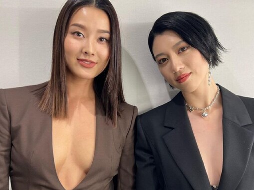 すみれ＆三吉彩花、美乳ちらりなジャケット姿を披露！ 「めっちゃセクシーで別人みたい」「セクシーすぎるやんけ」