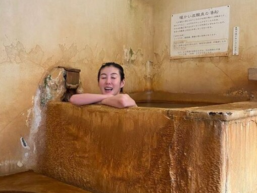 ともさかりえ、美肌あらわな入浴ショット披露！ 「お顔から最高なのが伝わります！可愛い～」「素が美しい」