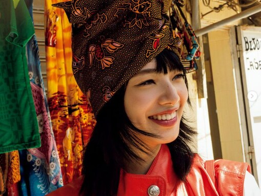 小松菜奈、鼻ピアス着用!? セネガルでのモデルショット公開！ カラフルな街並みでおしゃれにたたずむ姿